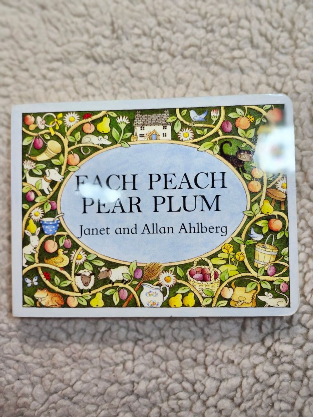 Each Peach Pear Plum Janet and Allan Ahlberg Puffin Board Book 1999 Illustrated